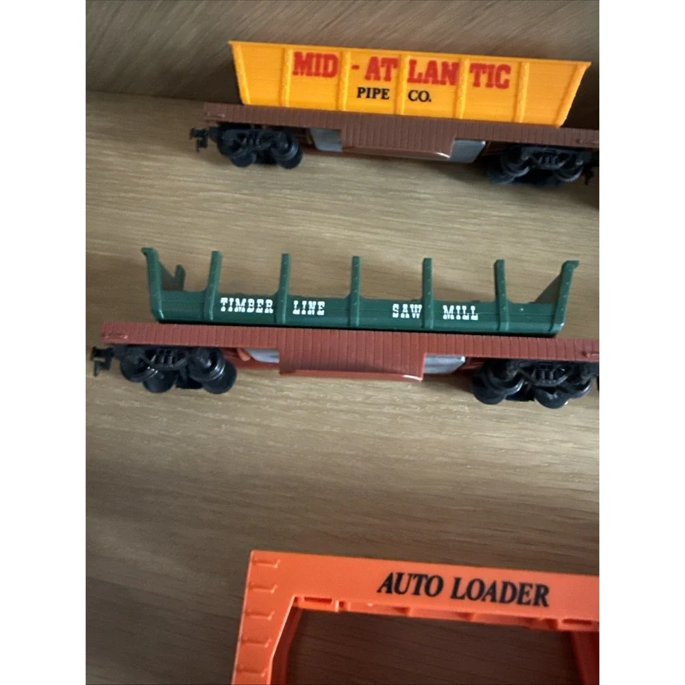 Lot Of 5 HO Train Cars (Auto loader, Laramie, Timber Saw Mill, Pipe Co.)